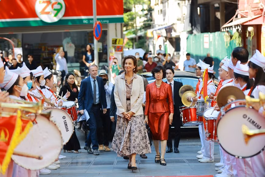 La Directrice générale de l'UNESCO Audrey Azoulay a assisté le 5 septembre à la rentrée scolaire 2022-2023 au collège Ngô Si Liên, dans l’arrondissement de Hoan Kiem, à Hanoï. Elle a battu le tambour pour inaugurer la nouvelle année scolaire 2022-2023. Elle a ensuite visité les salles d'étude, de réception, d'entrainement... de ce collège. Mme Audrey Azoulay a exprimé sa joie devant les efforts faits par l'école pour surmonter les difficultés causées par le COVID-19 ces dernières années scolaires. « Le Vietnam recense 23 établissements d'enseignement participant au réseau d'éducation connectée, tous engagés à marcher sur la voie du développement de l'éducation avec l'UNESCO et à mener à bien les tâches éducatives du XXIe siècle. Le collège Ngô Si Liên est une école tournée vers l'avenir avec des clubs d’activités à vocation étudiante et scientifique », a-t-elle souligné. 