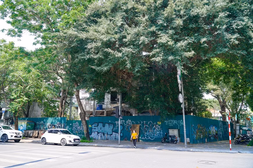 Selon le Département de la construction de Hanoi, la ville compte près de 1.600 anciennes villas construites pendant la période coloniale. Les arrondissements de Hoàn Kiêm, Hai Bà Trung ou Ba Dinh sont les mieux pourvues. Dans la matinée du 27 avril 2022, le Comité populaire de l’arrondissement de Hoan Kiem, en collaboration avec la région Île-de-France (France), a organisé une cérémonie de mise en chantier du projet de préservation de l’ancienne villa située au 46, rue Hang Bai, à Hanoi. Ce projet s'inscrit dans le cadre de la coopération du projet de recherche pour la préservation et la valorisation du quartier français entre la capitale vietnamienne et la région Île-de-France mis en œuvre depuis 2007. L'ancienne villa sera restaurée selon les principes et les méthodes appliqués en France afin qu’elle puisse servir de modèle pour d'autres projets similaires concernant les bâtiments de la période coloniale à Hanoi. Une fois le projet achevé, la villa deviendra un centre d'échanges culturels de l'ancien quartier de Hanoi. Photo : Minh Hieu/VietnamPlus