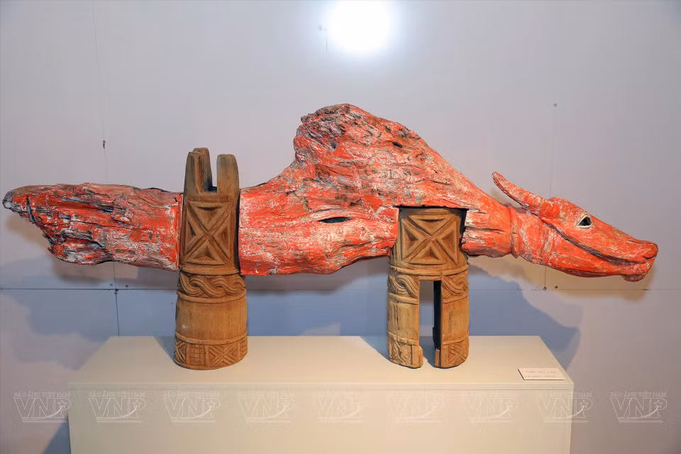 Une sculpture en bois de Le Ngoc Thuan. 