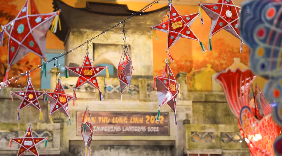 "Les lanternes scintillantes en automne" à la citadelle impériale de Thang Long est un programme attrayant et significatif pour les enfants à l'occasion de la fête de la mi- automne 2022. Photo : VNA 