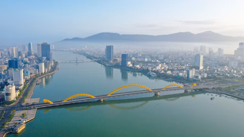 Le pont du dragon, un emblème de Da Nang (Centre).