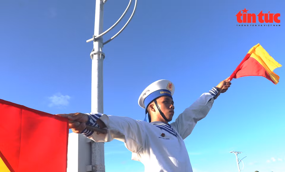 Le soldat Dinh Thien Hoang dirige un bateau vers l'île de Song Tu Tay. 