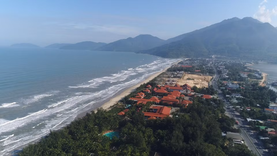 La baie de Lang Cô vue d'en haut. Située à 70 km au sud de la ville de Huê, Lang Cô est l’une des baies disposant de conditions et paysages les plus naturels du Vietnam. Elle offre des conditions favorables au développement de différents types de tourisme. 