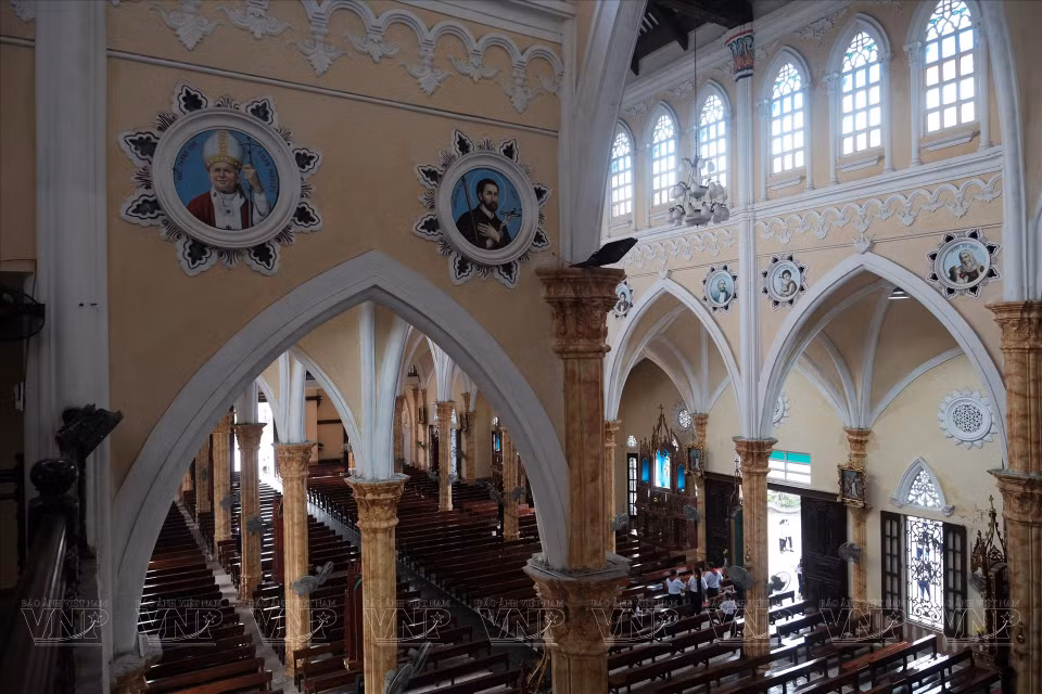 A l’intérieur de l'église Hung Nghia. 