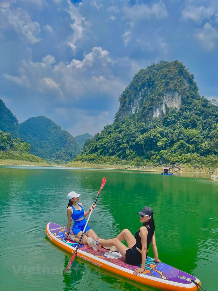Le complexe de lacs Thang Hen est une attraction touristique située dans la zone du géoparc mondial de Cao Bang reconnue par l'UNESCO. Le climat à cet endroit est assez agréable. Les visiteurs peuvent le visiter en toute saison mais l’idéal reste le printemps, lorsque des centaines de fleurs s'épanouissent. Les visiteurs apprécieront sûrement le paysage tout en prenant des photos pour immortaliser leurs précieux moments de la vie en plein nature. Si vous venez ici entre septembre et octobre, vous verrez l'eau du lac Thang Hen se retirer puis se remplir à nouveau en quelques heures seulement. Si d'autres lacs en saison de crue sont souvent très nuageux, l'eau du lac Thang Hen, reste de couleur émeraude toute l'année. 