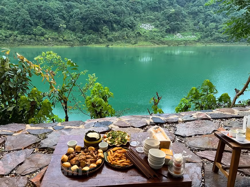 En raison de ses valeurs multiples, le complexe des lacs Thang Hen mérite de figurer au patrimoine géologique international. Au milieu des hautes montagnes majestueuses, le lac Thang Hen apparaît comme un grand miroir de couleur émeraude. En arrivant sur ce site, les visiteurs peuvent faire une promenade en bateau sur le lac et admirer le magnifique paysage environnant. Au pied des montagnes, on aperçoit les maisons traditionnelles sur pilotis typiques des ethnies minoritaires Tay et Nung de Cao Bang. Après la contemplation du paysage, il est ainsi possible de découvrir la vie des ethnies minoritaires Tay et Nung, de déguster les spécialités culinaires locales et de rester dormir chez l’habitant. 