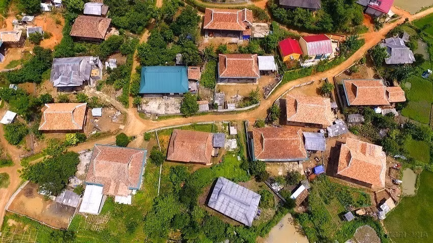 Les maisons sont couvertes de toits de tuiles ou de tôles ondulées. 