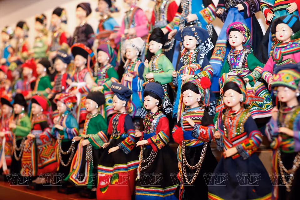 Des poupées portant des costumes traditionnels conçus par le peintre Nguyen Hoang Anh.