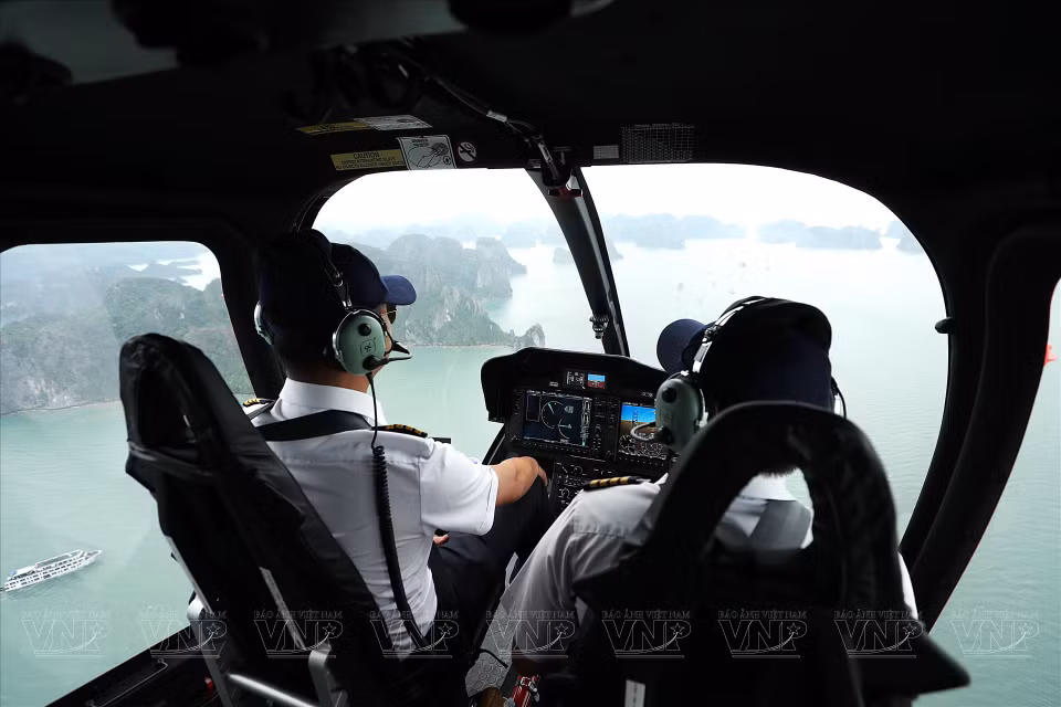 Les visiteurs peuvent visiter la baie de Lan Ha en hélicoptère. 