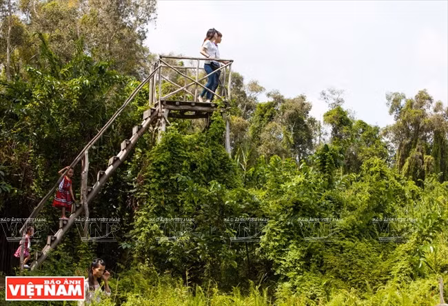 Touriste sur un belvédère d’où il peut embarrasser d'un seul regard l'ensemble du site.