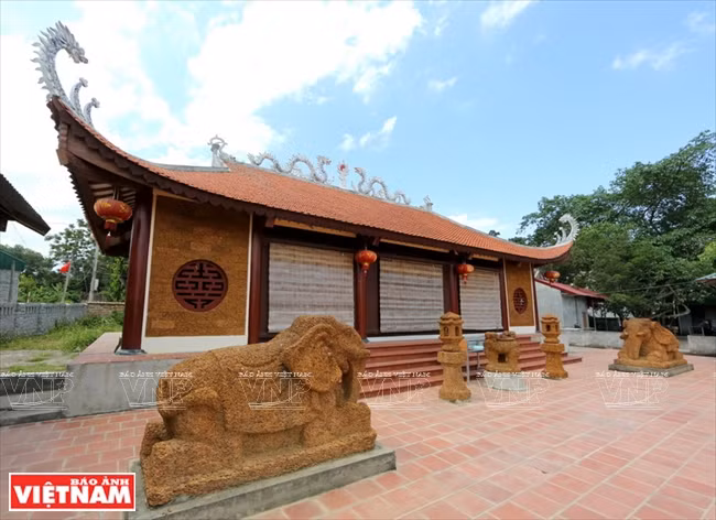  Deux sculptures d’éléphants en latérite, installées devant la maison commune de Thai Binh.