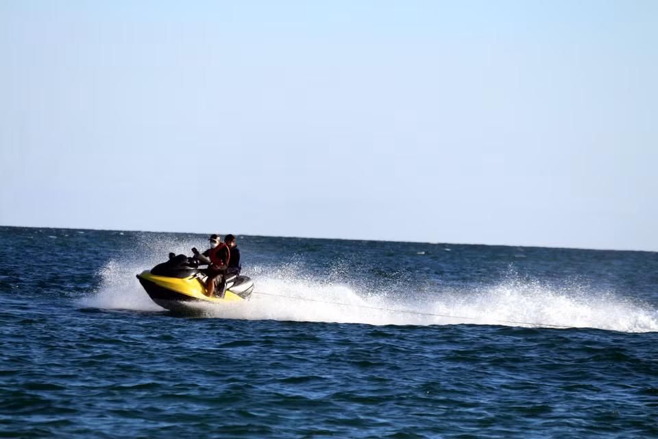 Conduire un jet-ski est une expérience inoubliable pour les visiteurs à Cô Tô. Photo: VNA