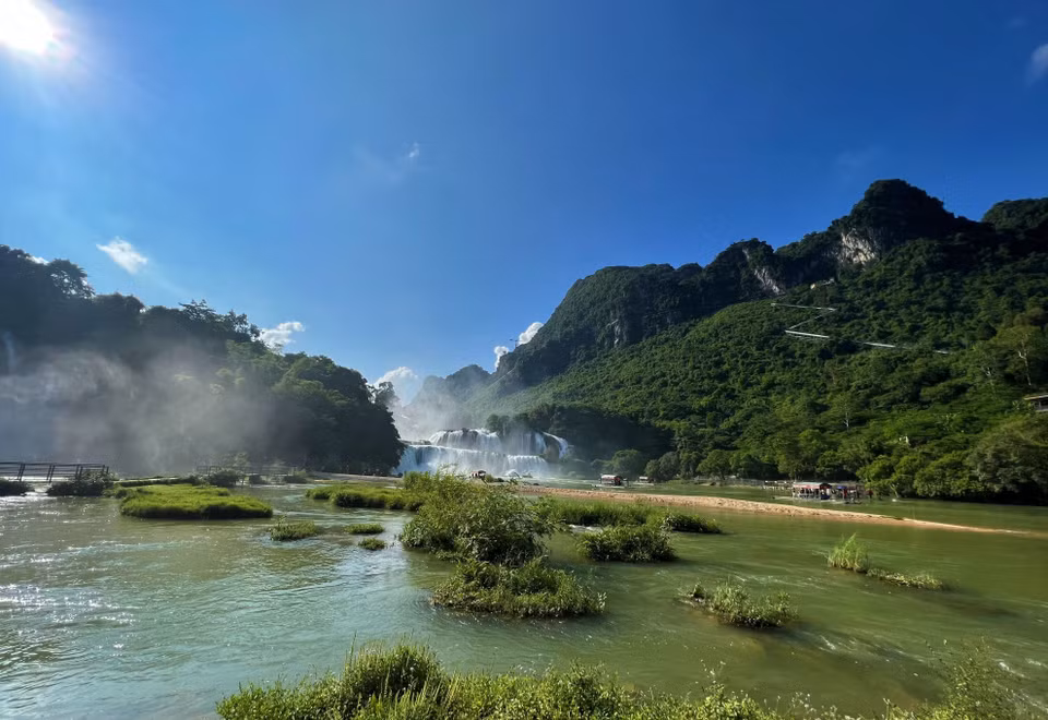 La cascade de Ban Gioc se trouve dans la commune de Dam Thuy, district de Trung Khanh, province de Cao Bang. Elle naît de la rivière Quay Son, qui forme la frontière naturelle entre le Vietnam et la Chine. Photo: VNA