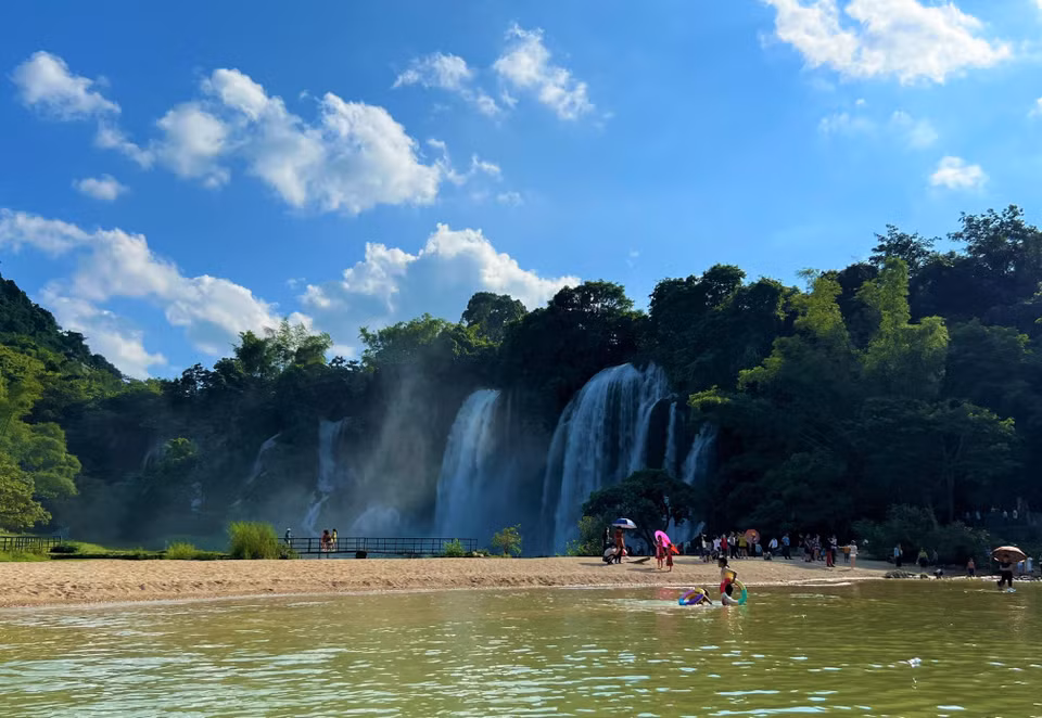 Chaque année, la cascade de Ban Gioc attire des milliers de visiteurs vietnamiens et étrangers. Photo: VNA