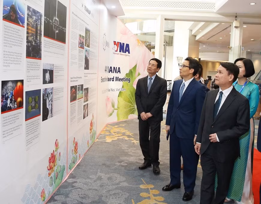 Le vice-Premier ministre Vu Duc Dam, le ministre de l'Information et des Communications, Nguyên Manh Hung, le directeur général de la VNA, Nguyên Duc Loi regardent des informations sur les agences de presse membres de l'OANA. Photo: VNA 