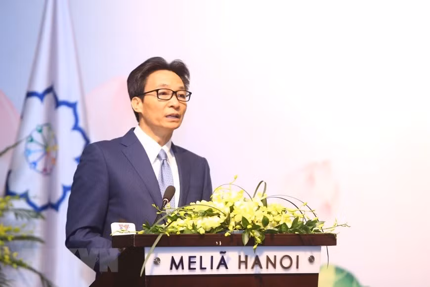 Le vice-Premier ministre Vu Duc Dam prend la parole pour saluer cet événement. Photo: VNA 