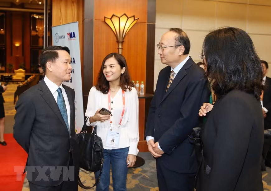 Le directeur général de la VNA Nguyen Duc Loi rencontre des délégués internationaux. Photo: VNA 