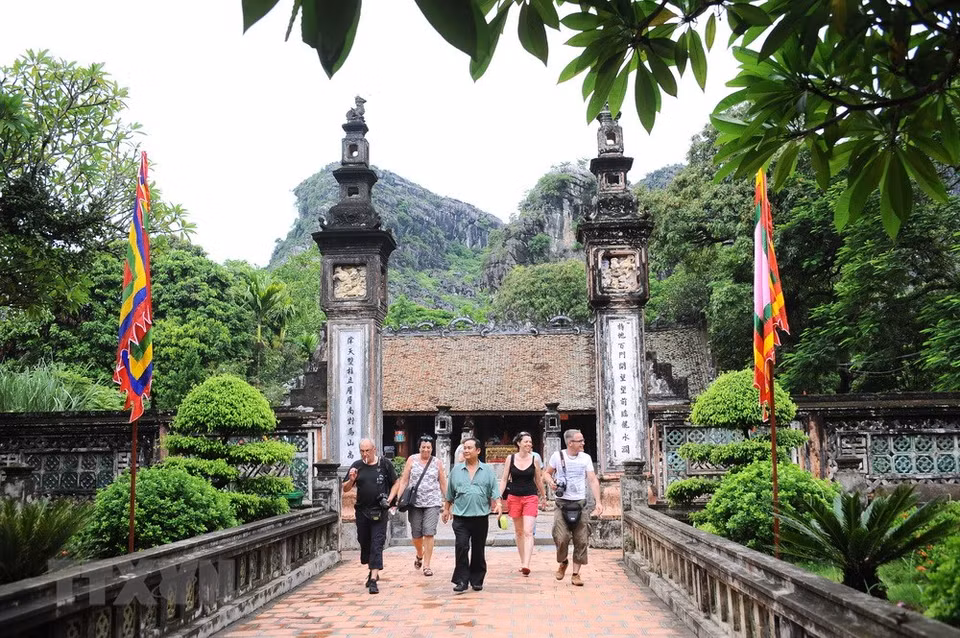 Des touristes étrangers visitent le temple de Dinh Tien Hoang. 