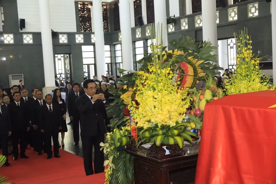 Le vice-président laotien Phankham Viphavanh a brûlé des baguettes d'encens à la mémoire du président Trân Dai Quang.