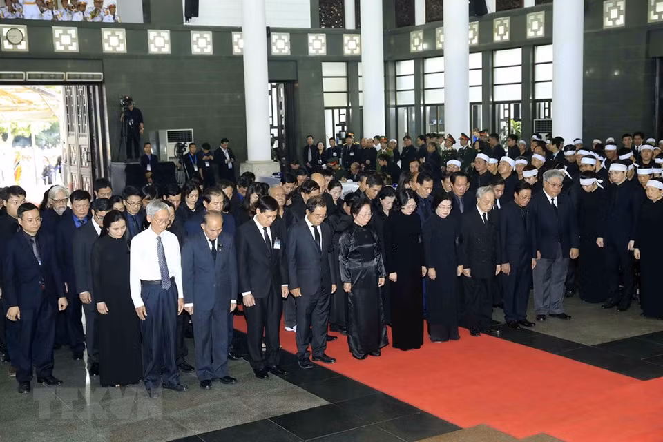 La délégation du Bureau présidentiel, conduite par la présidente par intérim du Vietnam, Dang Thi Ngoc Thinh, rend un dernier hommage au président Trân Dai Quang