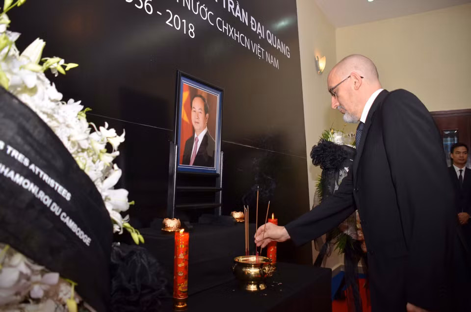...et de Russie sont également allés dire adieux au président Tran Dai Quang 