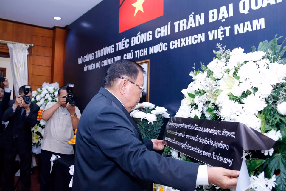 Le secrétaire général du Comité central du Parti populaire révolutionnaire du Laos et président laotien, Bounnhang Vorachith rend un dernier hommage au président Tran Dai Quang 