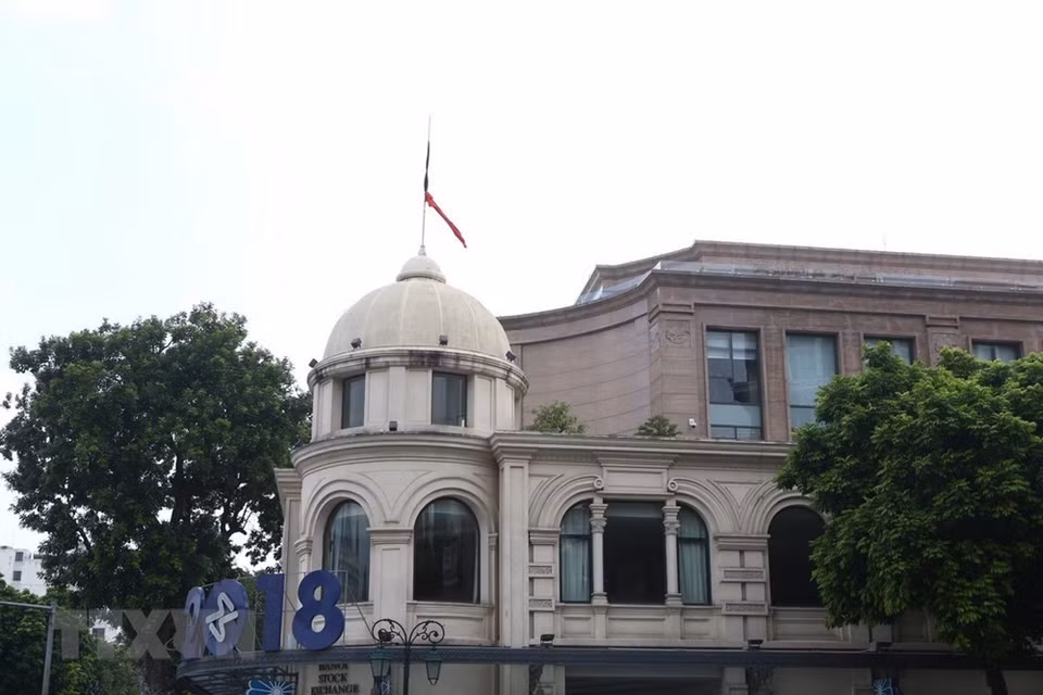Le 25 septembre après-midi, les sièges de nombreux organes et lieux publiques ont commencé de dresser les drapeaux en berne en mémoire du président Trân Dai Quang