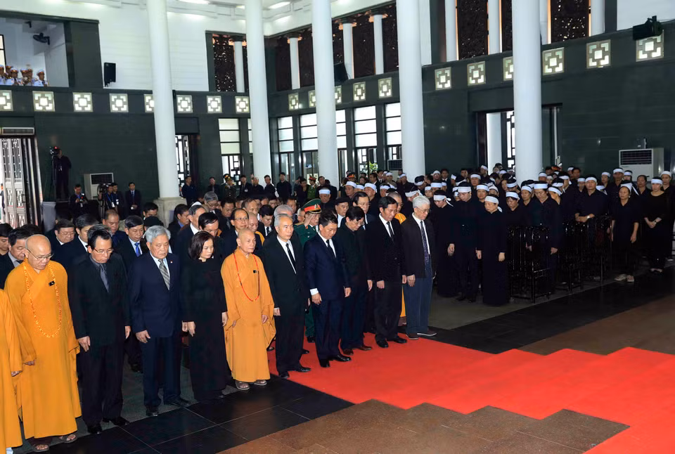 La délégation du comité central du Front de la patrie du Vietnam rend un dernier hommage au président Trân Dai Quang
