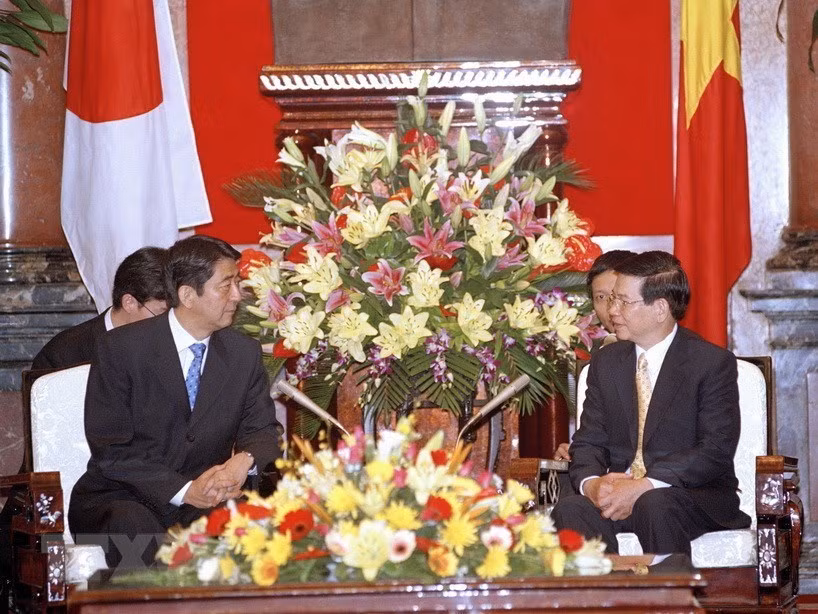Le 20 novembre 2006 à Hanoï, l’ancien président du Vietnam Nguyen Minh Triet (droite) a reçu le Premier ministre japonais Shinzo Abe.