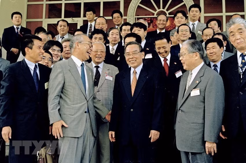 Le 4 août 2003 à Hanoï, l’ancien Premier ministre Phan Van Khai (centre au premier rang) a reçu une délégation de l'Organisation japonaise du commerce extérieur (JETRO), conduite par son ancien président et directeur exécutif Osamu Watanabe (2e de gauche au premier rang).