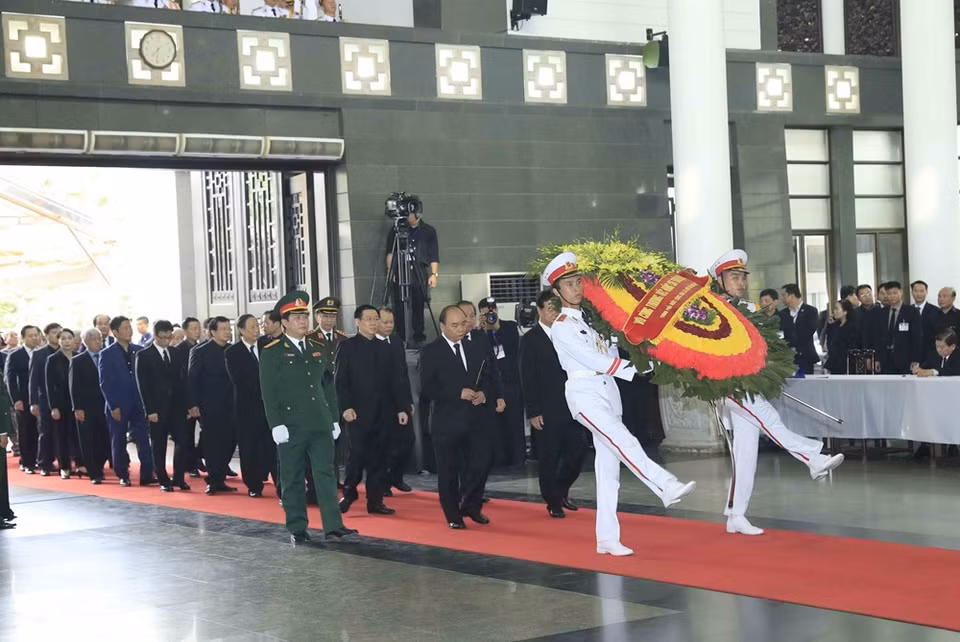 La délégation du gouvernement du Vietnam, conduite par le Premier ministre Nguyên Xuân Phuc, rend un dernier hommage au président Trân Dai Quang