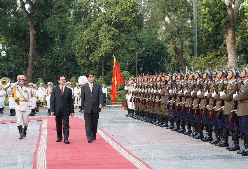 Le Premier ministre japonais Shinzo Abe (droite) lors de la cérémonie d’accueil officielle le 19 novembre 2006 à Hanoï dirigée par son homologue vietnamien Nguyen Tan Dung.