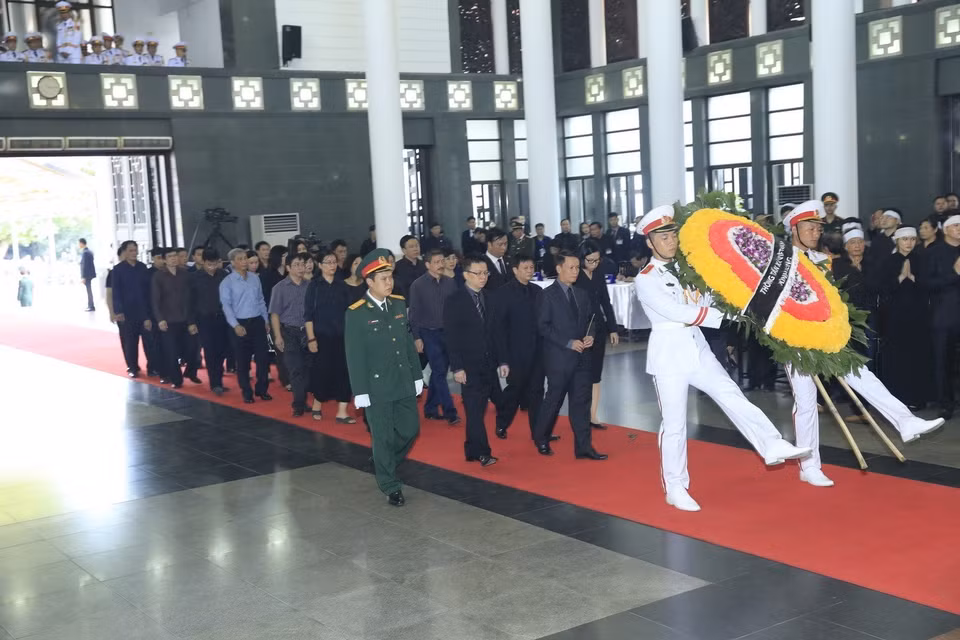 La délégation de l’Agence vietnamienne d’Information, conduite par son directeur général Nguyên Duc Loi, rend un dernier hommage au président Trân Dai Quang