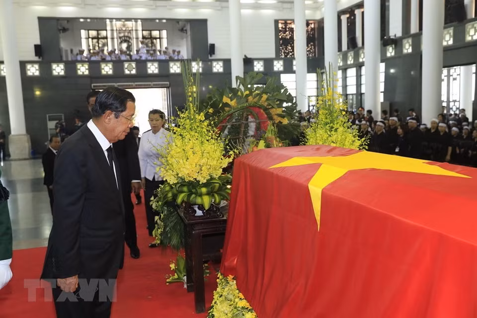 Le Premier ministre cambodgien Samdech Hun Sen à la cérémonie funéraire du président Trân Dai Quang.
