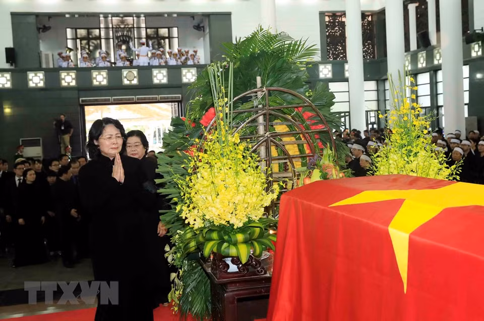 La présidente par intérim du Vietnam, Dang Thi Ngoc Thinh à la cérémonie funéraire du président Trân Dai Quang