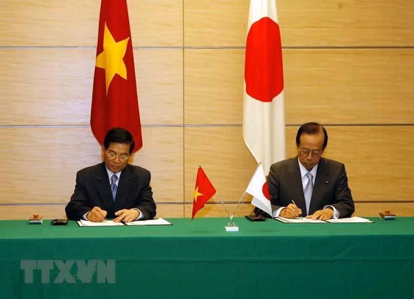 Le 27 novembre 2007 à Hanoï, l’ancien président du Vietnam Nguyen Minh Triet (gauche) et l’ancien Premier ministre japonais Fukada ont signé une déclaration commune Vietnam-Japon.