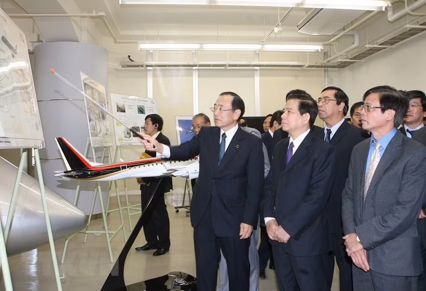 Le 15 novembre 2010, l’ancien président du Vietnam Nguyen Minh Triet a visité une usine d’avions du groupe japonais Mitsubishi dans la préfecture d'Aichi. 