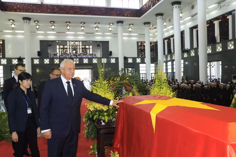 Le président du Conseil de la République de l'Assemblée nationale de Biélorussie, Mikhaïl Myasnikovich, à côté du cercueil du président Trân Dai Quang
