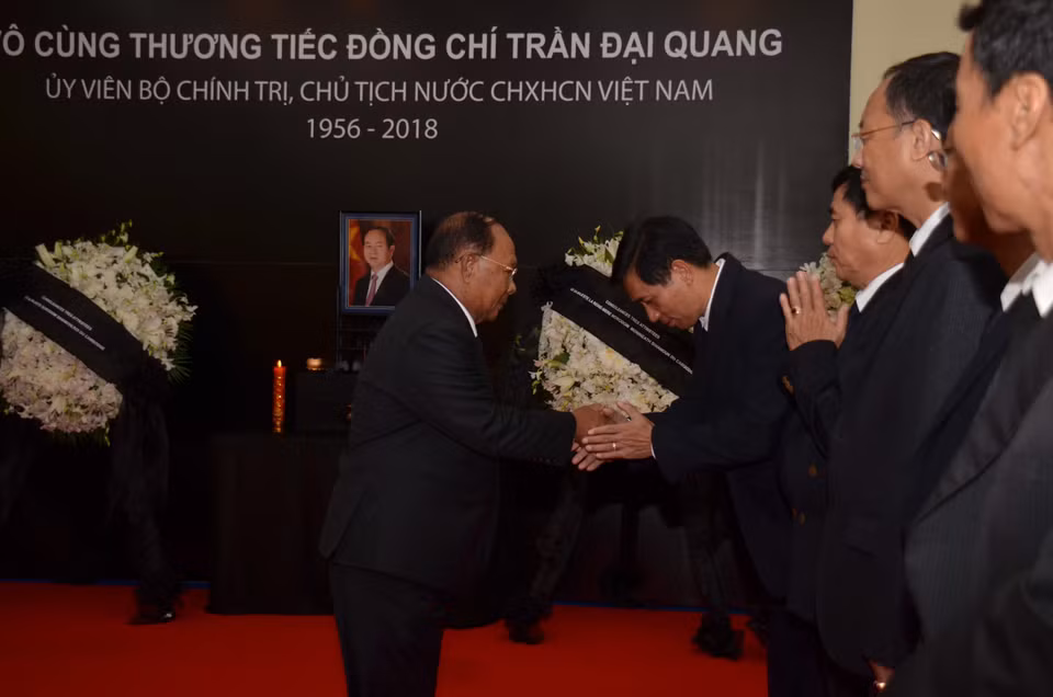 Lors de la cérémonie funéraire organisée par l’ambassade du Vietnam au Cambodge, le président de l'Assemblée nationale cambodgienne, Heng Samrin est allé rendre un dernier hommage au président Tran Dai Quang.