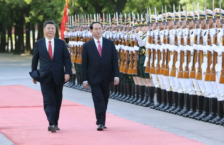  Le président chinois Xi Jinping (gauche) et le président Tran Dai Quang lors de la cérémonie d'accueil officielle, le 11 mai 2017, à Pékin. 