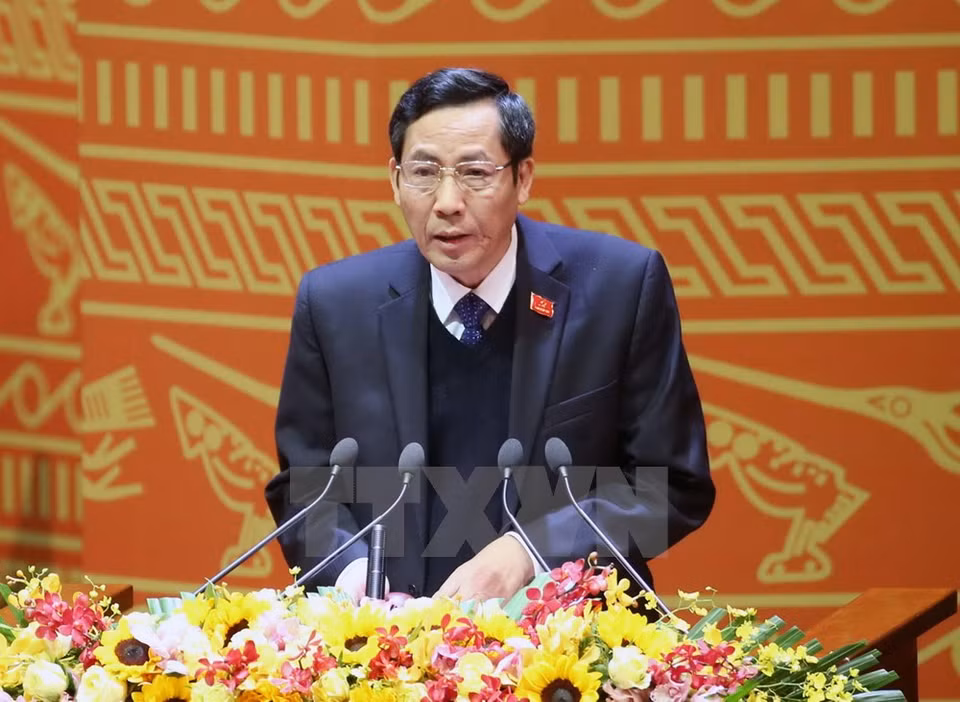 M. Thuan Huu annonce les résultats des votes sur certains points des résolutions du Congrès du PCV du 12e mandat. 
