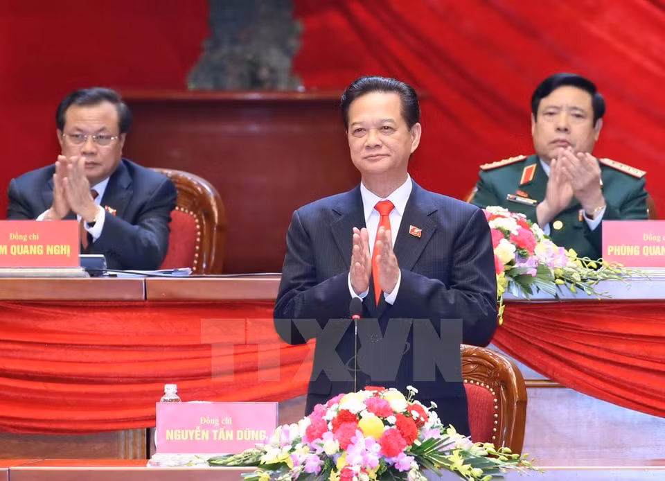 Le Premier ministre Nguyen Tan Dung, au nom du Présidium, dirige le Congrès. 