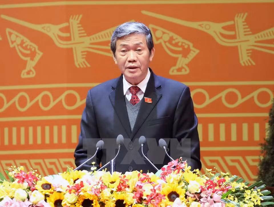 M. Dinh The Huynh annonce les résultats des élections du Bureau politique, du secrétariat, et de la Commission du contrôle du CC du PCV