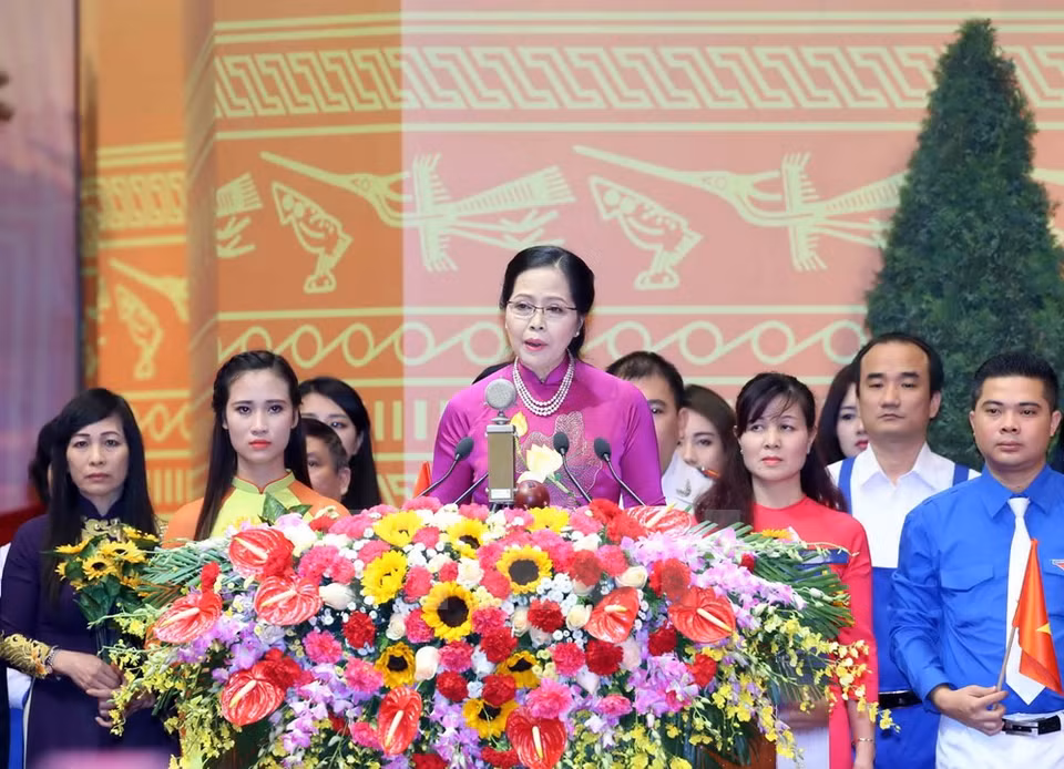 Le Thi Kim Oanh, vice-présidente permanente du Comité du Front de la Patrie du Vietnam de Hanoi, au nom du peuple de la capitale et du pays, prononce un discours pour saluer le Congrès. 