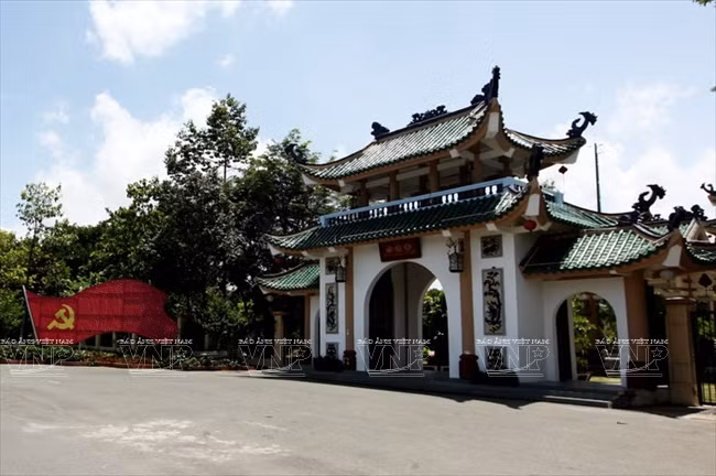 L’entrée du Temple de la Littérature Trân Biên