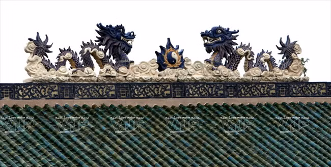 Le toit est décoré de motifs de dragons.