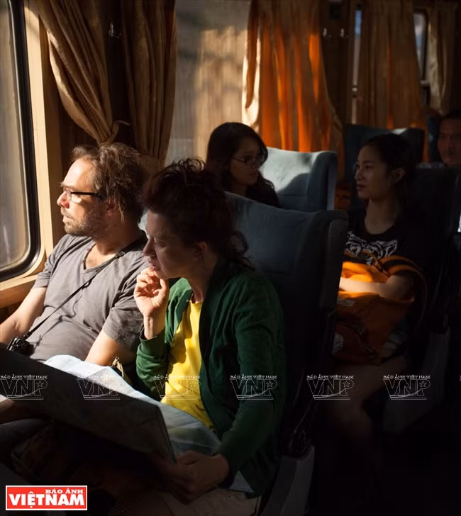 Touristes étrangers prenant le train pour visiter la banlieue de Saïgon.