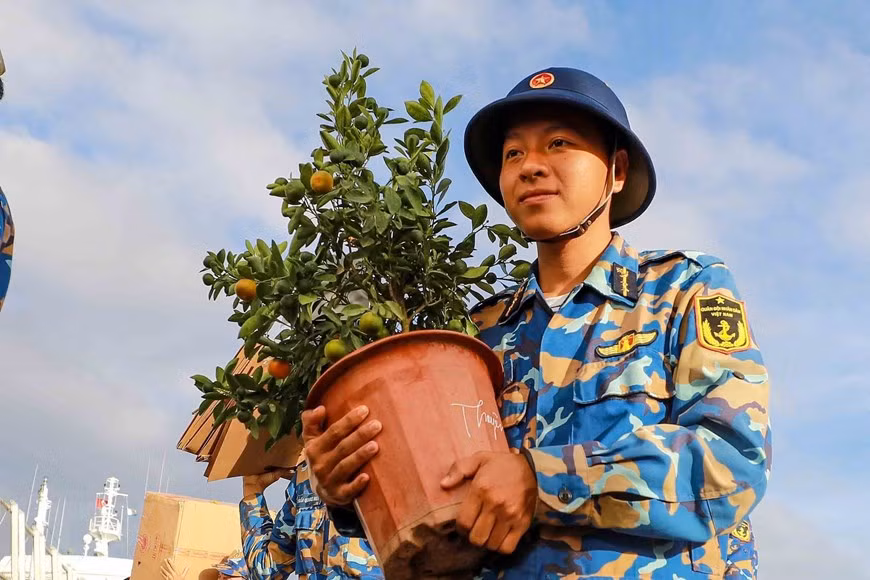 Ces navires accosteront les îles et les îlots du district de Truong Sa pour livrer des fournitures et des cadeaux aux habitants et aux soldats qui y sont stationnés. Photo: VNA