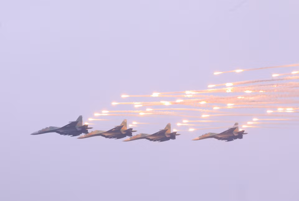 Le Vietnam y expose des produits fabriqués par des unités relevant du ministère de la Défense, notamment le Département général de l'industrie de la défense, l'Armée de l'air et la défense aérienne, la Marine, l'Académie de technologie militaire et le groupe Viettel, ainsi que l’Agence de l'industrie de la sécurité relevant du ministère de la Sécurité publique. Photo: VNA