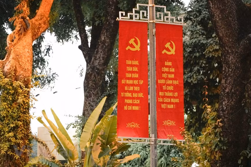 En particulier, en 2020, grâce au leadership clairvoyant du Parti et de l’Etat, aux actions rapides et déterminées du Gouvernement, à l’implication active et cohérente de l’ensemble du système politique, au large soutien des Vietnamiens dans le pays et à l’étranger, nous avons contrôlé, essentiellement maîtrisé et empêché la propagation de la pandémie de COVID-19 au sein de la communauté, minimisé au mieux pertes et dégâts. Nous avons assuré la sécurité sociale et le bien-être de la population. Les activités productives et commerciales sont pas à pas rétablies. Le Vietnam est devenu un point lumineux dans la maîtrise de la pandémie, ce qui est reconnu et apprécié par la communauté internationale, contribuant à accroître la confiance du peuple envers le Parti, l'État et le régime socialiste. Photo: Vietnam+